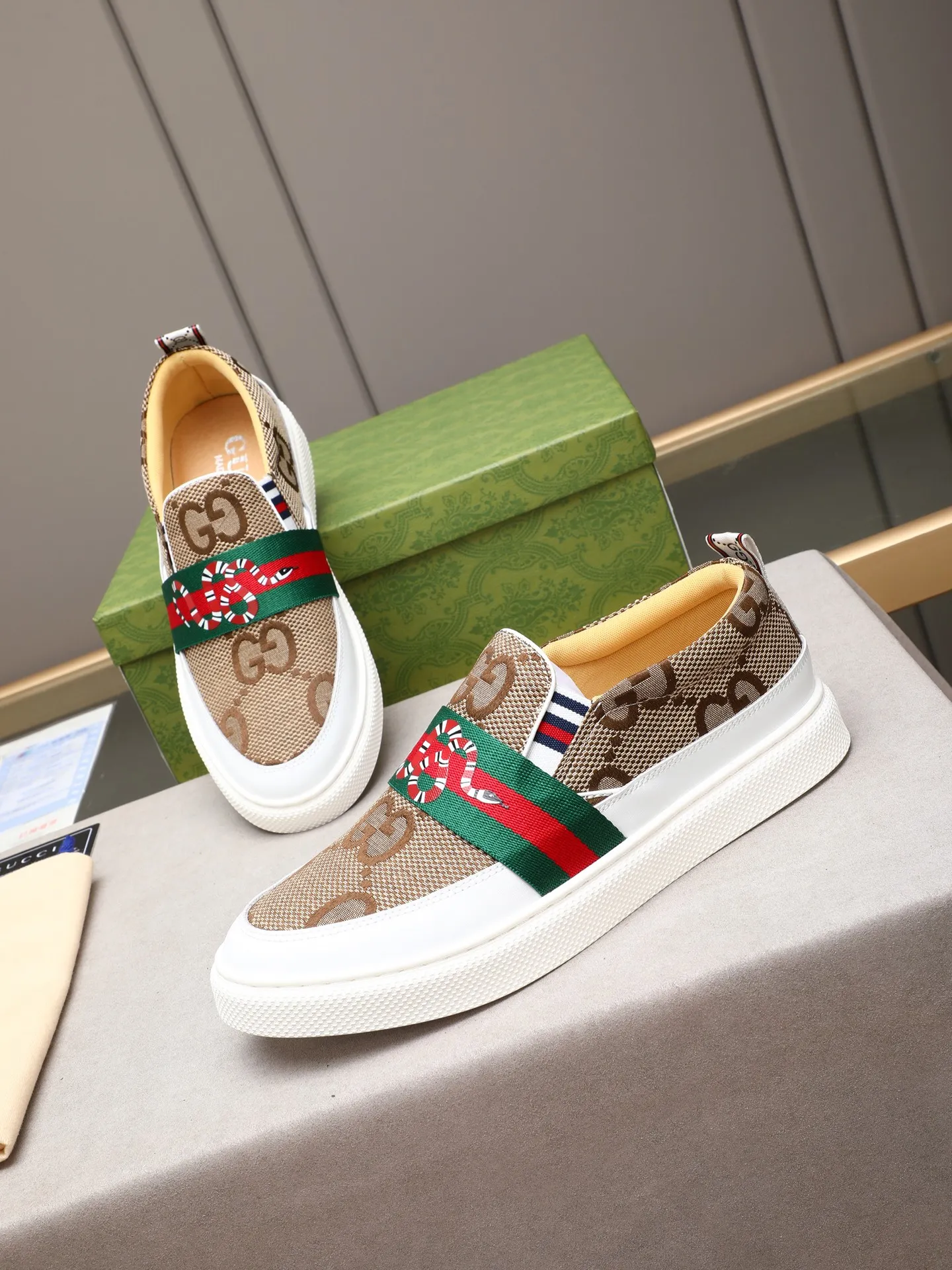 PP400 Dior upper cowhide ➕Dior classic fabric ➕Leather lining original non-slip wear-resistant lightweight soft outsole Style category: men's casual shoes, trendy style, comfortable on the feet Color: actual picture color 38-44 size (45 customized)